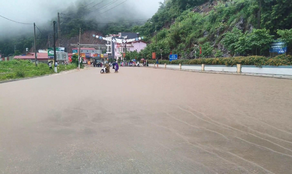 Mưa to gây ngập úng cục bộ một số tuyến đường ở thị trấn Nông trường Mộc Châu, huyện Mộc Châu, tỉnh Sơn La. (Ảnh: Nguyễn Cường/TTXVN)