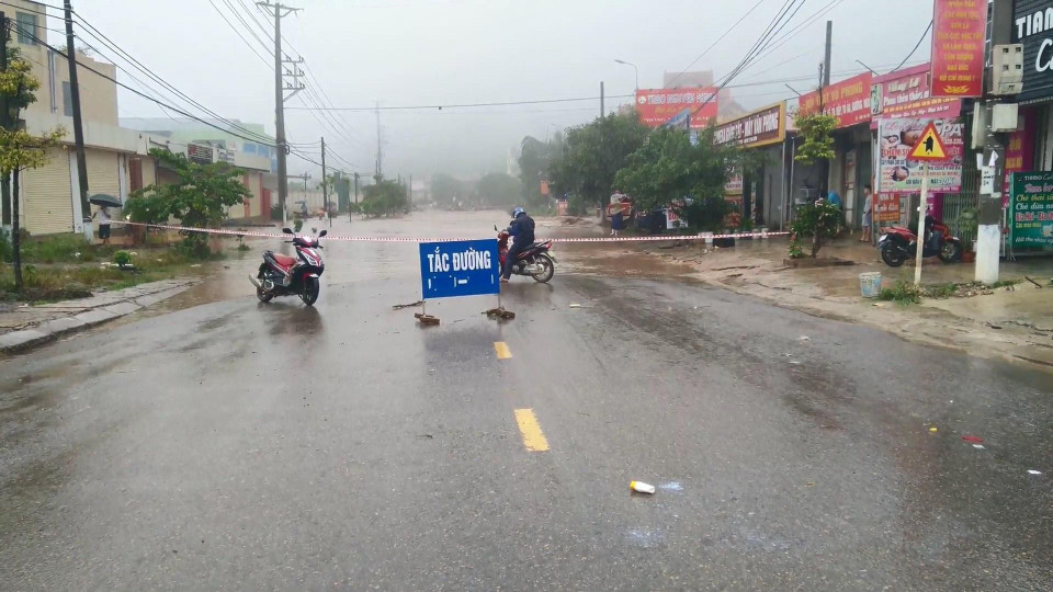 Mưa to gây ngập úng cục bộ một số tuyến đường ở thị trấn Nông trường Mộc Châu, huyện Mộc Châu, tỉnh Sơn La. (Ảnh: Nguyễn Cường/TTXVN)