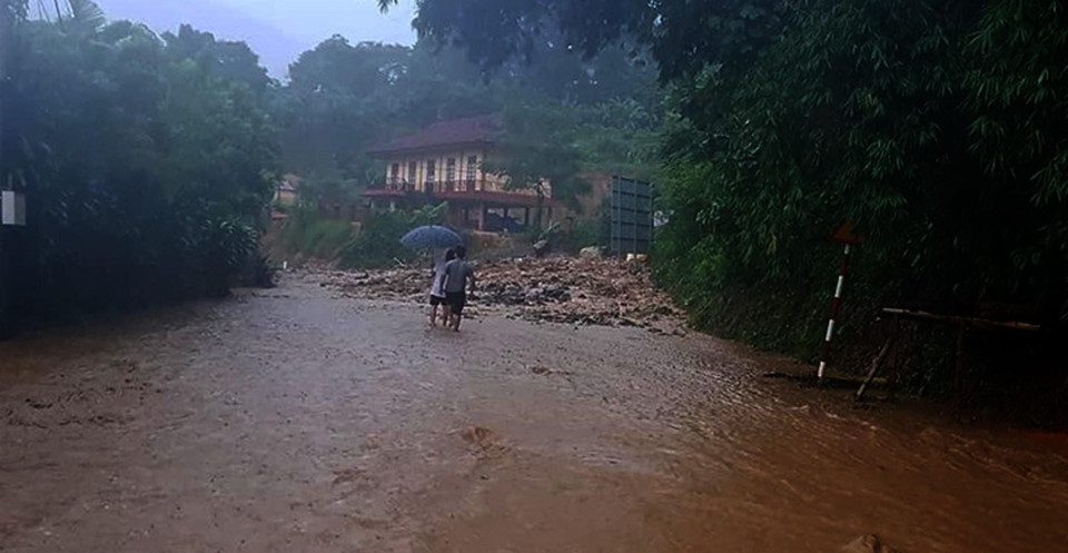 Nước lũ dâng cao làm ngập 1 tuyến đường tại huyện biên giới Mường Lát, Thanh Hóa. (Ảnh: Nguyễn Nam/TTXVN)