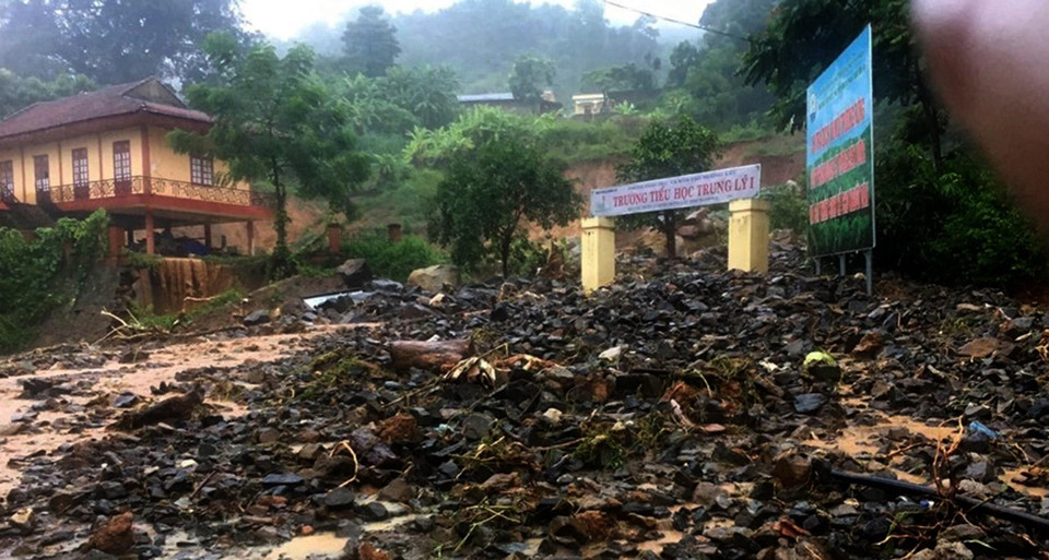 Mưa bão gây sạt lở đất vào tới tận trường Tiểu học xã Trung Lý, huyện biên giới Mường Lát, Thanh Hóa. (Ảnh: Nguyễn Nam/TTXVN)