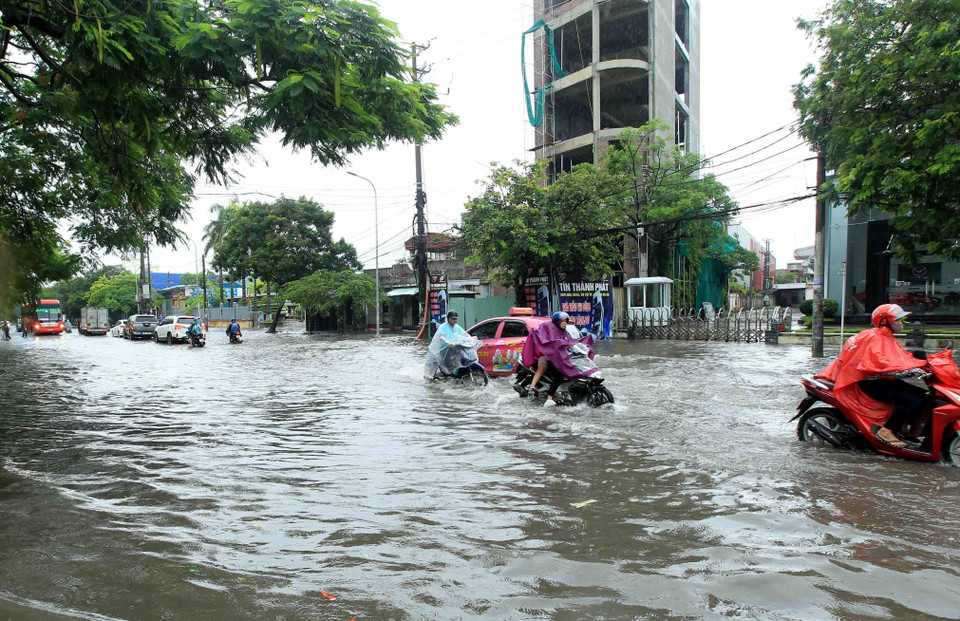 Đoạn đường Hùng Vương, quận Hồng Bàng, Hải Phòng bị ngập, ảnh hưởng đến các phương tiện tham gia giao thông. (Ảnh: An Đăng/TTXVN)