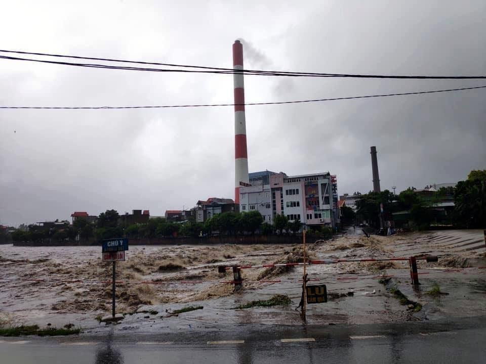 Nước lũ dâng cao tại thành phố Uông Bí, tỉnh Quảng Ninh. (Ảnh: Đức Hiếu/TTXVN)