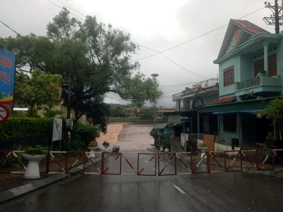 Lực lượng chức năng ngăn barie để cảnh báo nước lũ dâng cao tại sông Tiên Yên, huyện Tiên Yên, Quảng Ninh. (Ảnh: Đức Hiếu/TTXVN)