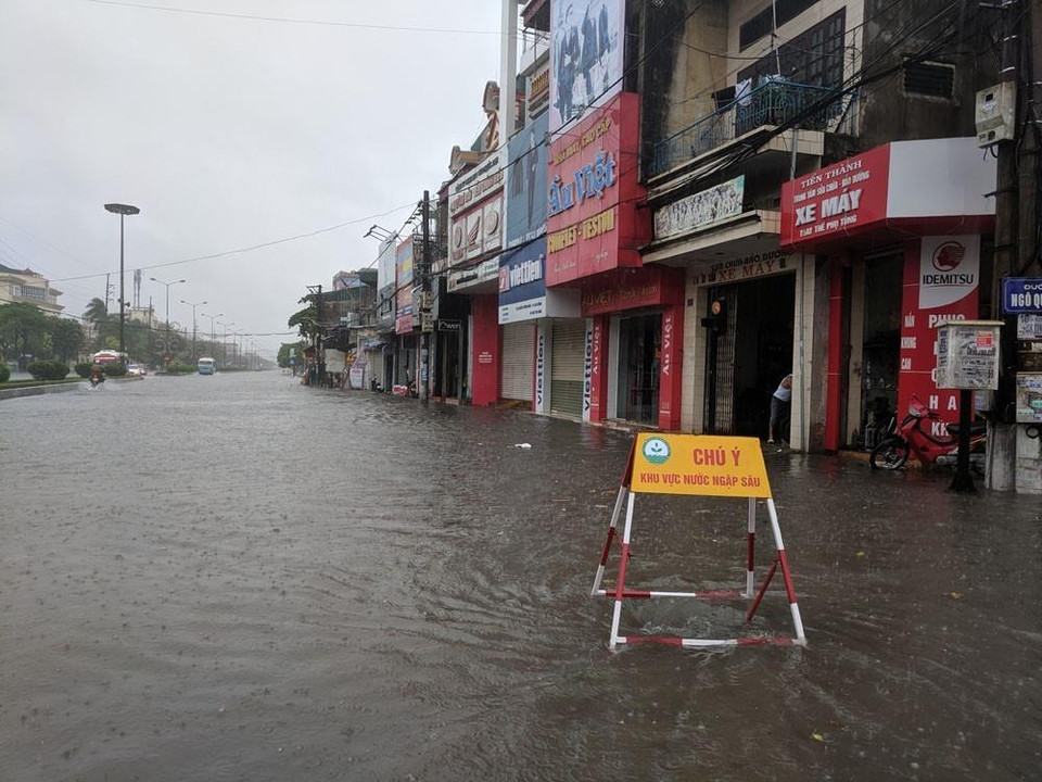 Phố Nguyễn Lương Bằng, thành phố Hải Dương, tỉnh Hải Dương biến thành sông. (Ảnh: Mạnh Minh/TTXVN)