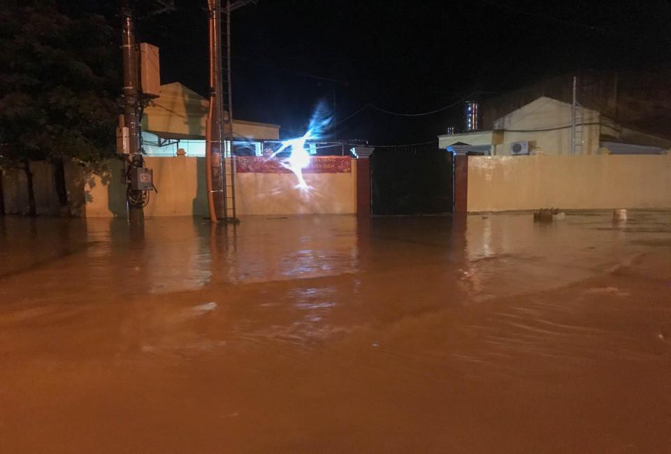 Mưa lớn gây ngập nặng tại khu vực sân vận động tỉnh Điện Biên, đêm mùng 2, rạng sáng 3/8. (Ảnh: Xuân Tư/TTXVN)