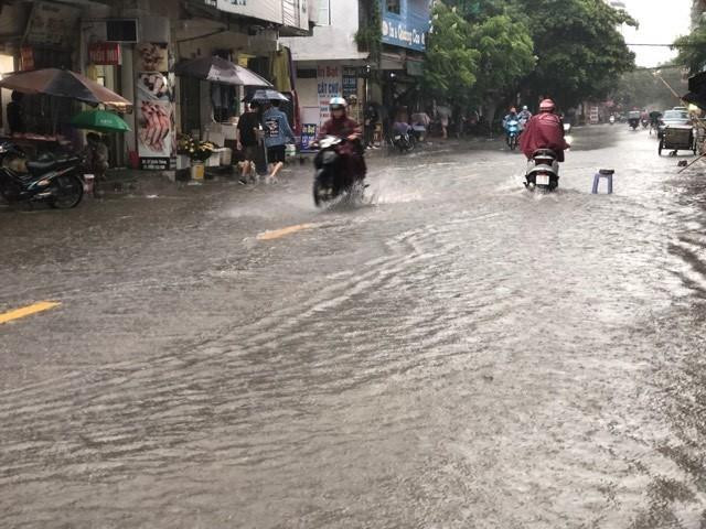 Mưa gây ngập cục bộ trên đường Chiến Thắng, quận Hà Đông, Hà Nội. (Ảnh: Huy Hùng/TTXVN)