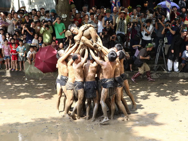 Một pha ôm cầu độc đáo.