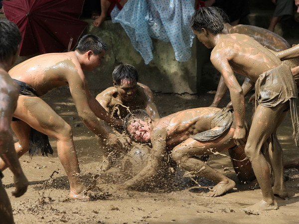 Một pha tranh cầu rất quyết liệt.