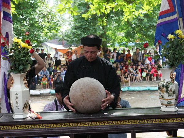 Làm lễ trước khi vào trận đấu. (Ảnh: Anh Tuấn/TTXVN)