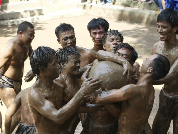 Cầu được làm bằng gỗ lim, nặng khoảng 20kg, lại rất trơn nên đòi hỏi quân cầu phải rất khéo léo mới tham gia được. 