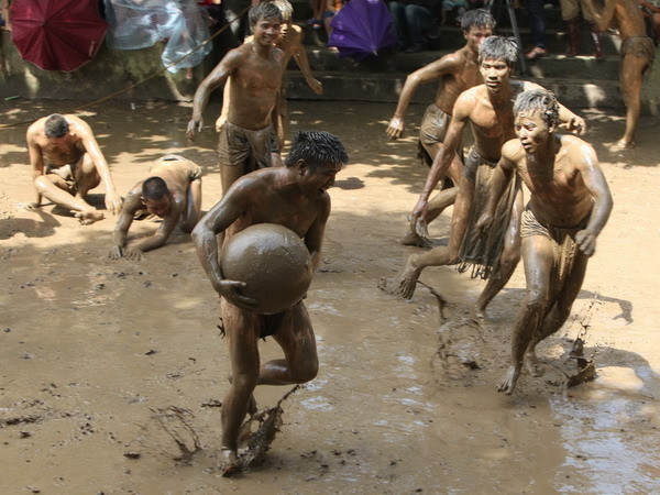 Cầu được làm bằng gỗ lim, nặng khoảng 20kg, lại rất trơn nên đòi hỏi quân cầu phải rất khéo léo mới tham gia được. 