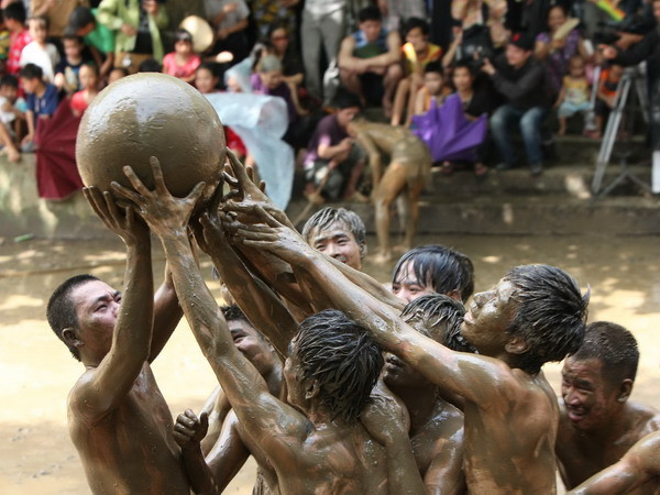 Mỗi khi cầu rơi xuống đất, tất cả 16 quân cầu phải làm động tác nâng cầu rồi mới hạ xuống để tranh cầu.