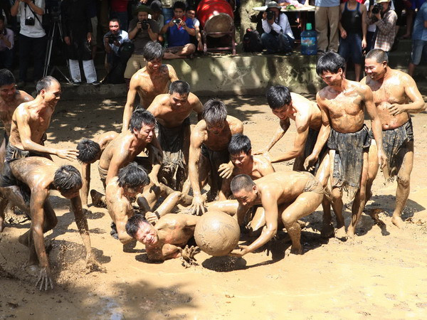 Một pha tranh cầu rất quyết liệt.