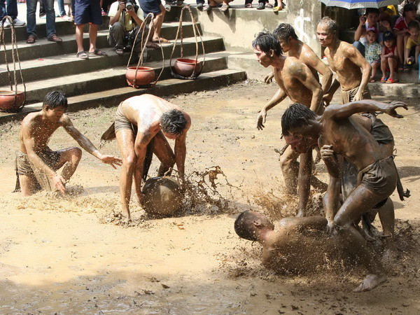 Bên tấn công có trách nhiệm đẩy được cầu xuống hố của bên phòng thủ, tuy nhiên giáp dưới không được phép đẩy cầu vào hố của giáp trên.
