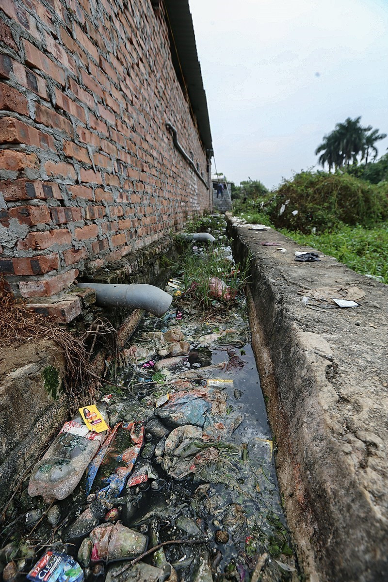 Nước xả thải, nước sinh hoạt từ các khu trọ không được xử lý và đổ thẳng ra sau nhà ứ đọng bốc mùi gây ô nhiễm nghiêm trọng. (Ảnh: Trọng Đạt/TTXVN)