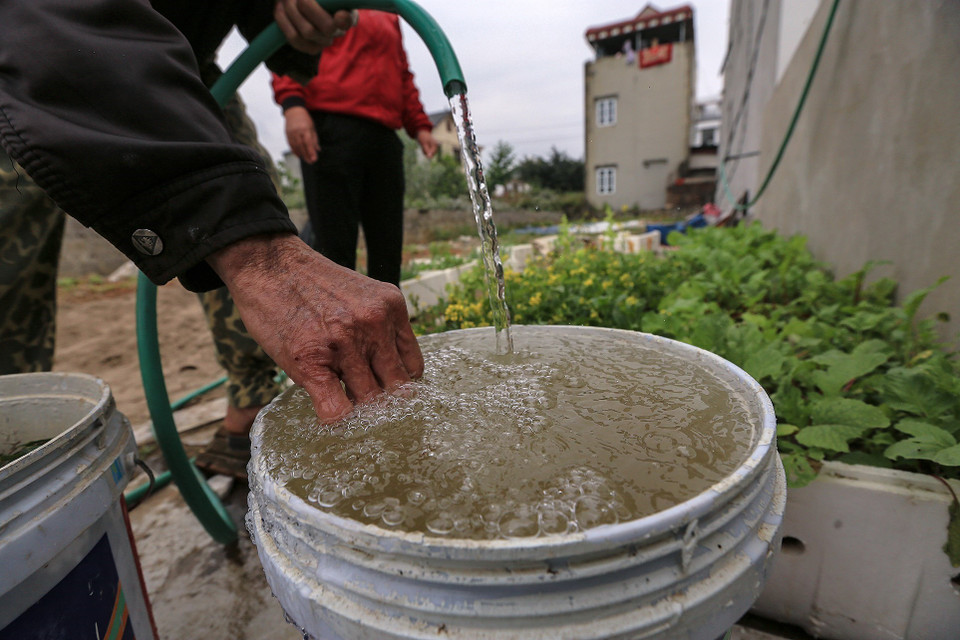 Do không có nước sạch, nhiều hộ gia đình tự bỏ hàng chục triệu đồng đào giếng khoan nhưng nước có mùi tanh, vàng đục... không thể dùng để nấu ăn. (Ảnh: Trọng Đạt/TTXVN)