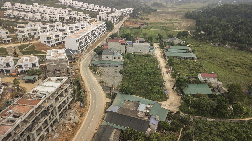 Khu tái định cư thôn Giếng Xạ, xã Cư Yên nằm ngay cạnh Dự án Xây dựng Khu Đô thị Sinh thái và Dịch vụ Cửu Long (trước đây thuộc Công ty Cổ phần Đầu tư Sông Đà Toàn Cầu). (Ảnh: Trọng Đạt/TTXVN)