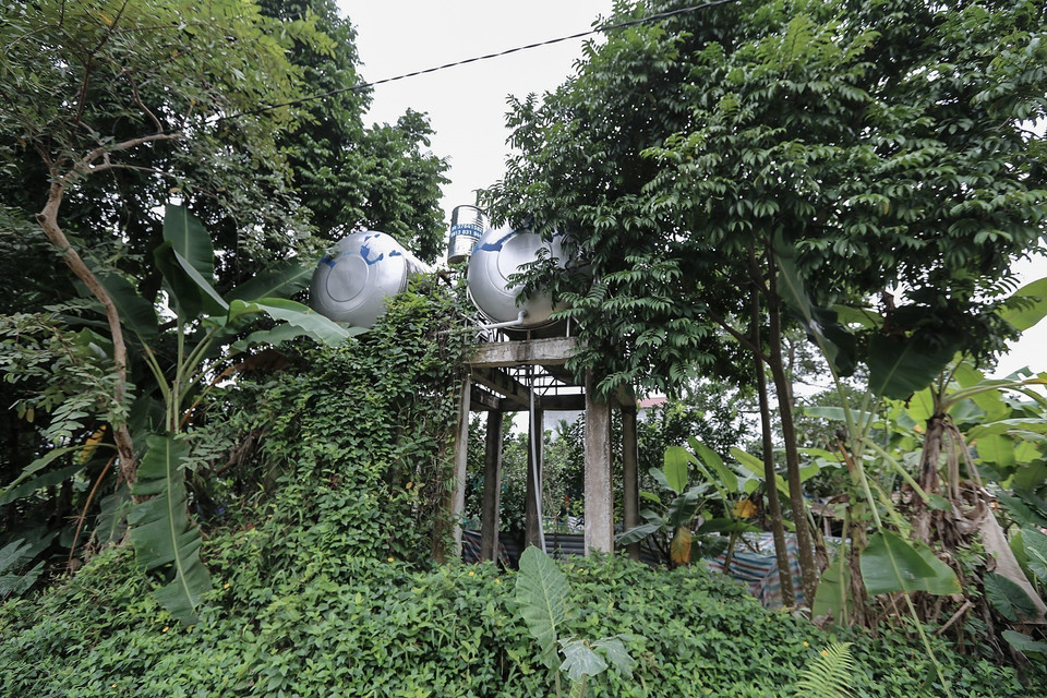 Công trình cấp nước tập trung được xây dựng nhưng không hoạt động hoang hóa đã 10 năm nay, cỏ dại che kín. (Ảnh: Trọng Đạt/TTXVN)