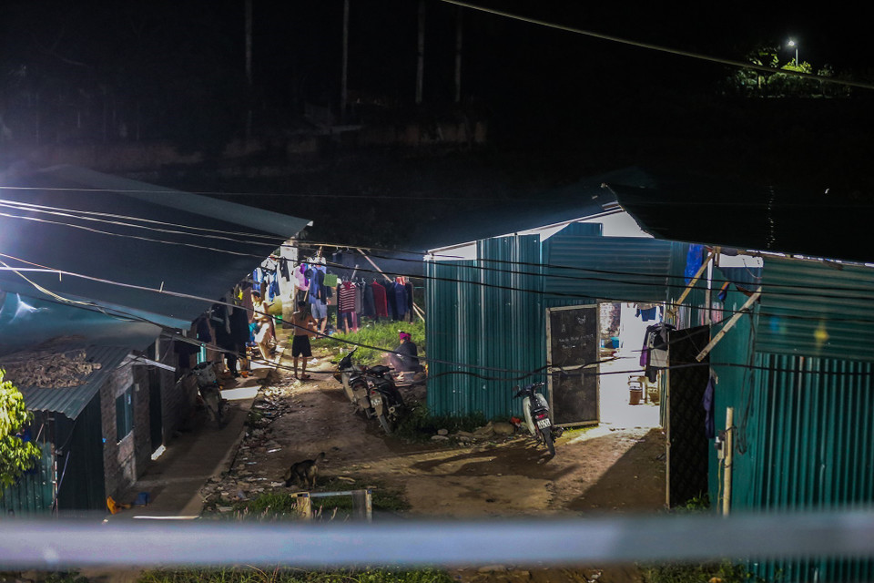 Những căn nhà lụp xụp trong khu tái định Giếng Xạ (Hòa Bình). (Ảnh: Trọng Đạt/TTXVN)