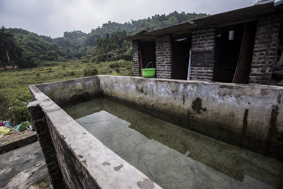 Một số hộ gia đình cho công nhân thuê trọ đã xây các khu vệ sinh tập trung ngay trong khu dân cư, nước xả thải, nước sinh hoạt từ các khu trọ đều không được xử lý và đổ thẳng ra sau nhà, ứ đọng bốc mùi gây ô nhiễm nghiêm trọng. (Ảnh: Trọng Đạt/TTXVN)