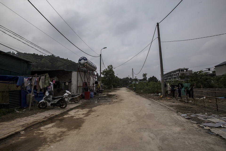 Khu tái định cư Giếng Xạ (Hòa Bình) nhếch nhác, những cột điện cao áp chưa một lần chiếu sáng trong 10 năm qua. (Ảnh: Trọng Đạt/TTXVN)