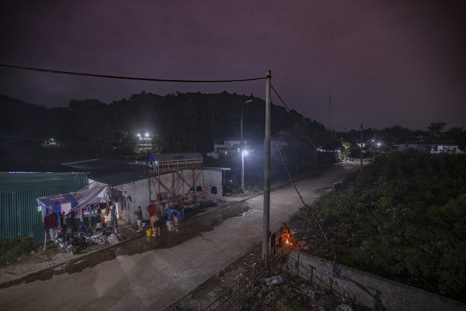 Đèn cao áp chiếu sáng lắp đặt trong khu tái định cư cả 10 năm nay đã hoen gỉ nhưng không có điện để thắp sáng. (Ảnh: Trọng Đạt/TTXVN)