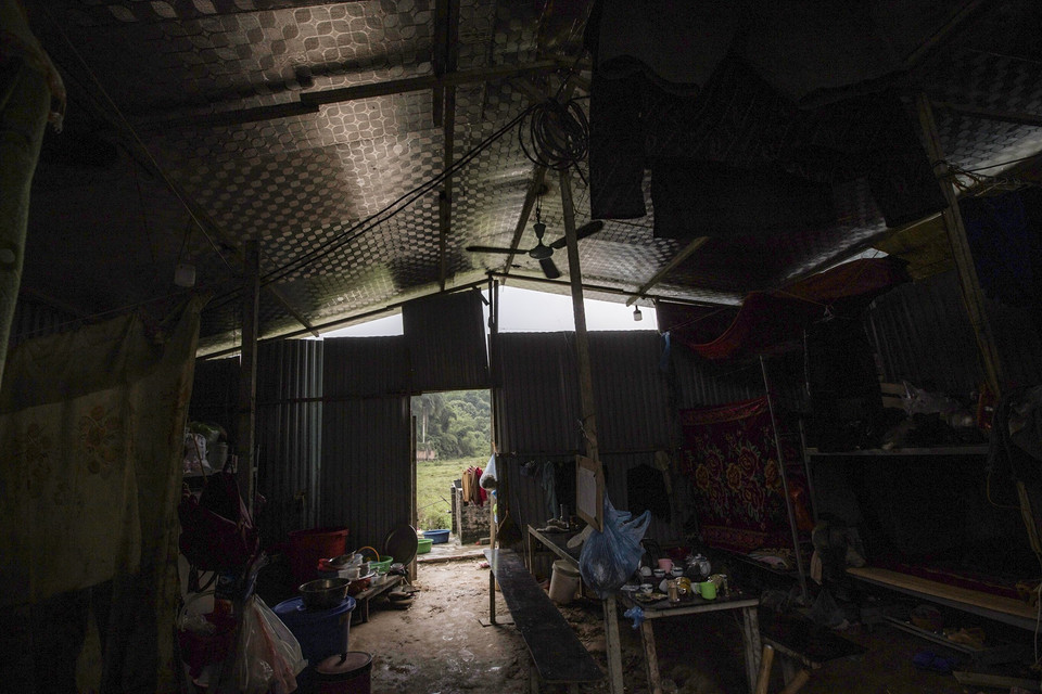 Bên trong những căn nhà tạm bợ tại khu tái định cư. (Ảnh: Trọng Đạt/TTXVN)