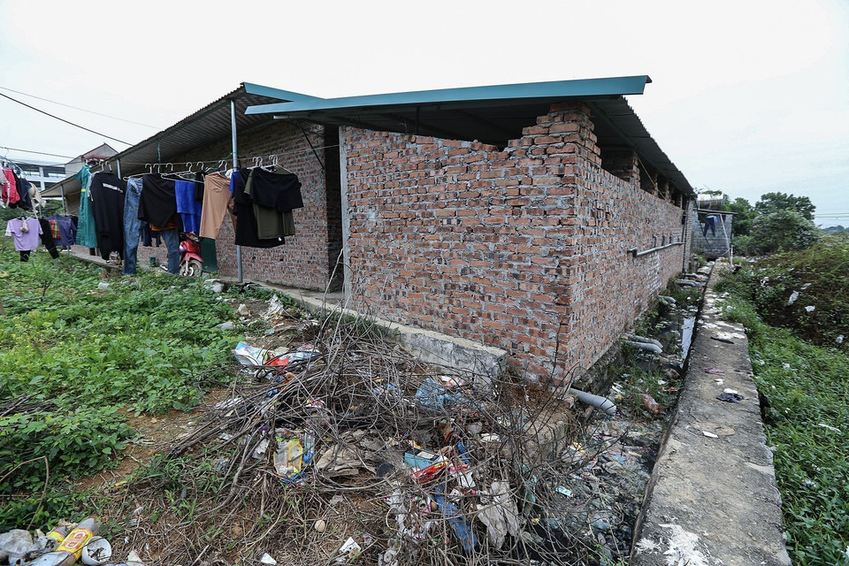 Khu tái định cư thôn Giếng Xạ (Hòa Bình) vẫn chưa được cấp nước sạch, không có hệ thống xử lý nước thải nên môi trường bị ô nhiễm ngày càng nghiêm trọng. (Ảnh: Trọng Đạt/TTXVN)