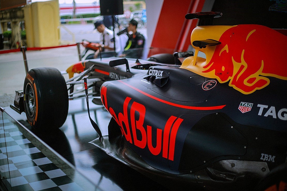 Hợp đồng tổ chức giải đua giữa Ủy ban Nhân dân thành phố Hà Nội với Tập đoàn F1 được ký 10 năm và sẽ gia hạn vào năm thứ 8.(Ảnh: Trọng Đạt/TTXVN)