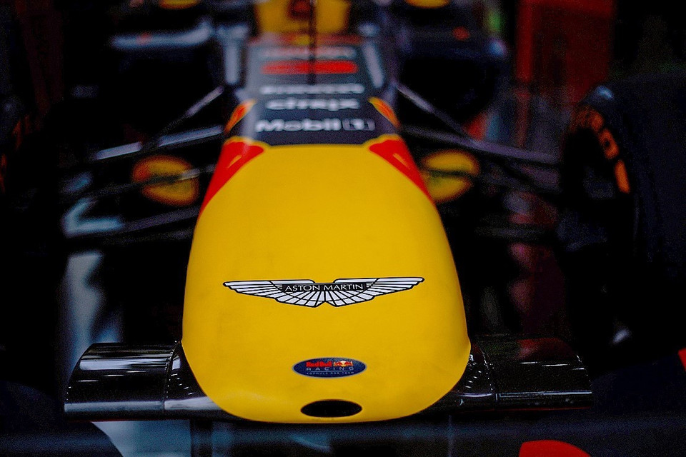 Chiếc siêu xe đua F1 được trưng bày giới thiệu với người hâm mộ tại khu di tích Hoàng Thành Thăng Long (Hà Nội).(Ảnh: Trọng Đạt/TTXVN)