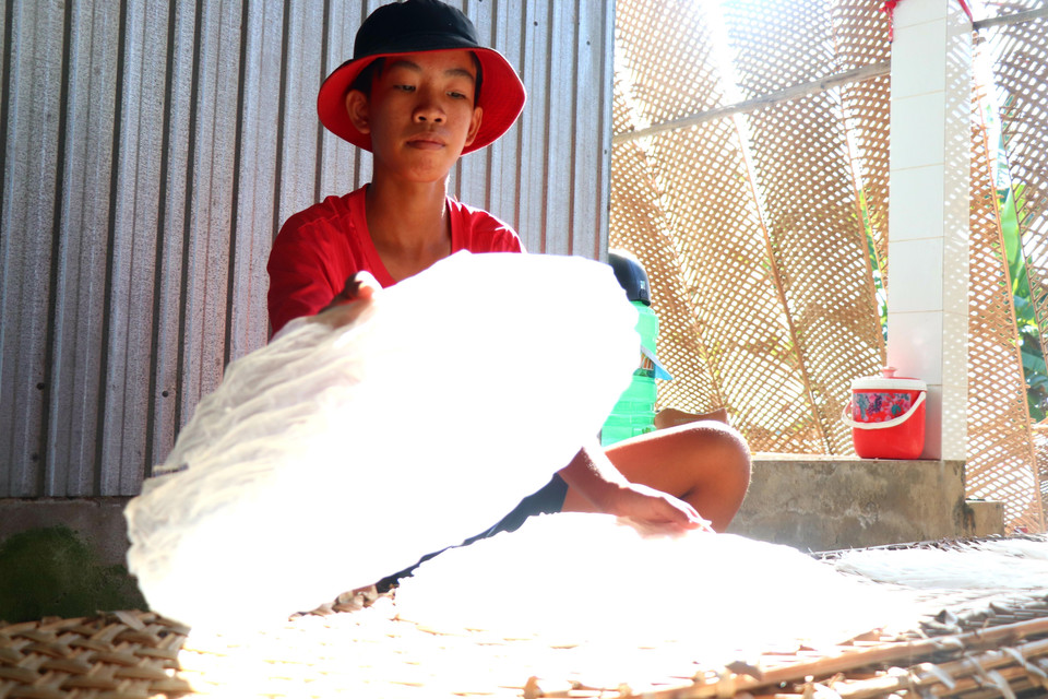 Lượng bánh tráng mùa Tết làm ra gấp 10 lần so với ngày thường nhưng vẫn không đáp ứng đủ đơn hàng. (Ảnh: Thu Hiền/TTXVN)