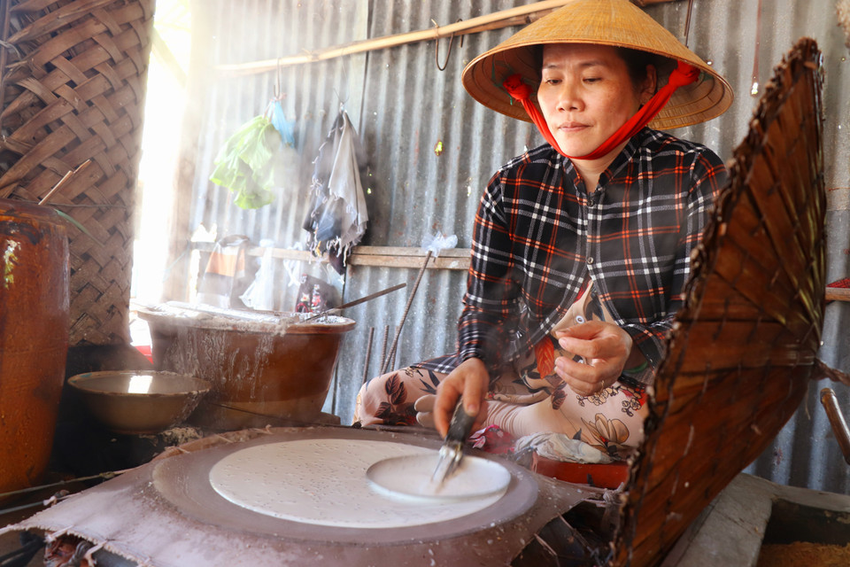 Chị Nguyễn Thị Bé Tư, khu vực Tân Phú, tráng bánh thuê đã được hơn 10 năm. (Ảnh: Thu Hiền/TTXVN)