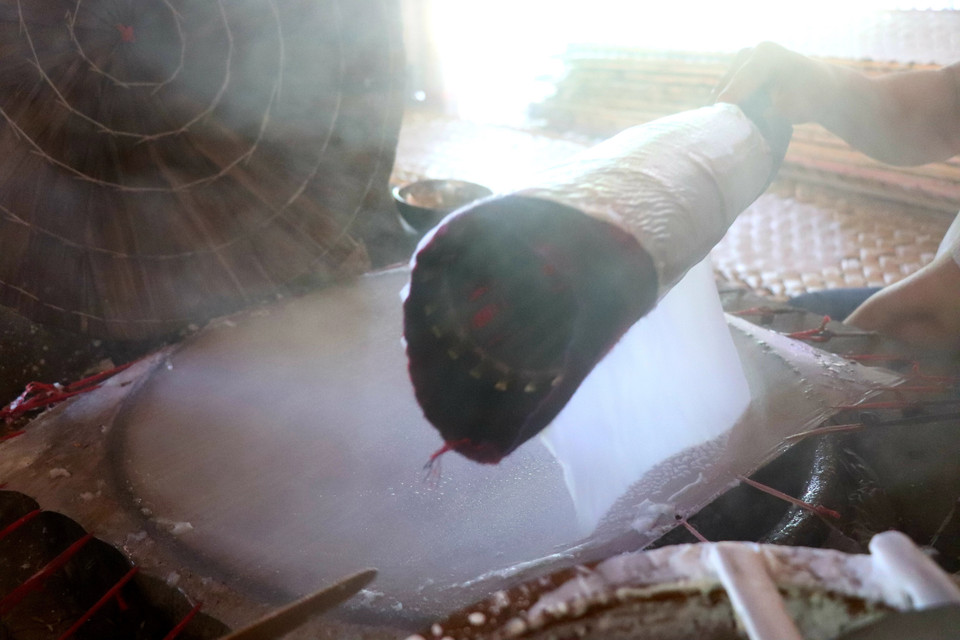 Vào những ngày cận Tết các hộ sản xuất bánh tráng thức dậy từ 2h sáng, đỏ lửa bắt đầu ngày làm bánh tráng, nhân công làm việc luôn tay và kết thúc vào 3h chiều. (Ảnh: Thu Hiền/TTXVN)