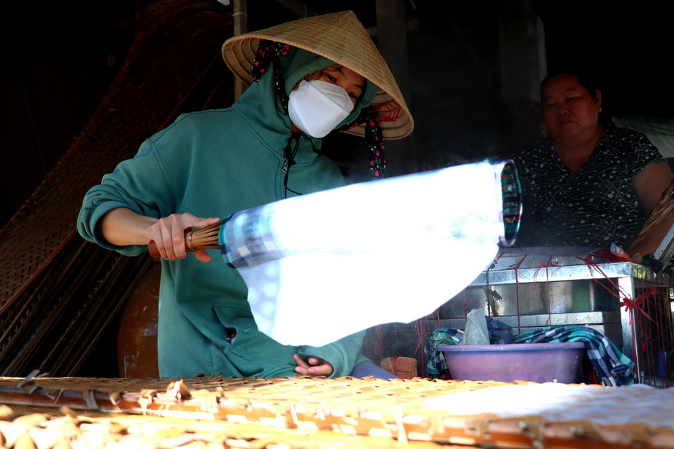 Chị Nguyễn Thị Tiên, khu vực Tân Thạnh, là thế hệ thứ ba nối nghề làm bánh tráng của gia đình. (Ảnh: Thu Hiền/TTXVN)