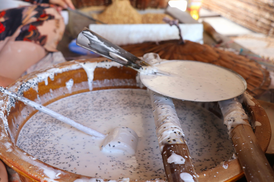 Vào ngày Tết, những hộ sản xuất bánh tráng thủ công ngày thường làm khoảng 50-60kg gạo; đối với cơ sở sản xuất bằng công nghệ máy, công suất là 1.000kg gạo/ngày. (Ảnh: Thu Hiền/TTXVN)