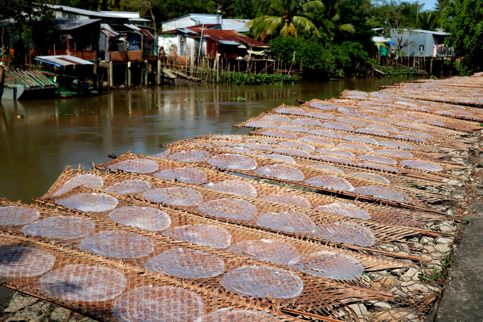 Bánh tráng Thuận Hưng được người dùng ưa chuộng bởi chiếc bánh đều, dẻo, thơm... ( Ảnh: Thu Hiền/TTXVN)