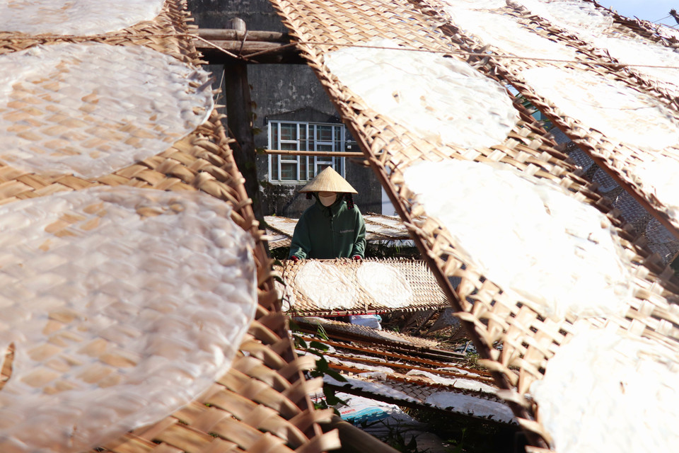 Bánh tráng Thuận Hưng nổi tiếng là nhờ kinh nghiệm trên 100 năm trước của ông bà truyền lại con cháu nối nghiệp phát huy. (Ảnh: Thu Hiền/TTXVN)