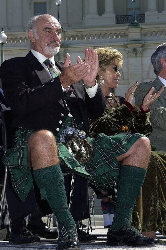Diễn viên Sean Connery mặc váy kilt đang vỗ tay ở Lễ trao giải William Wallace tại Capitol Hill vào năm 2001. (Nguồn: Sputniknews)