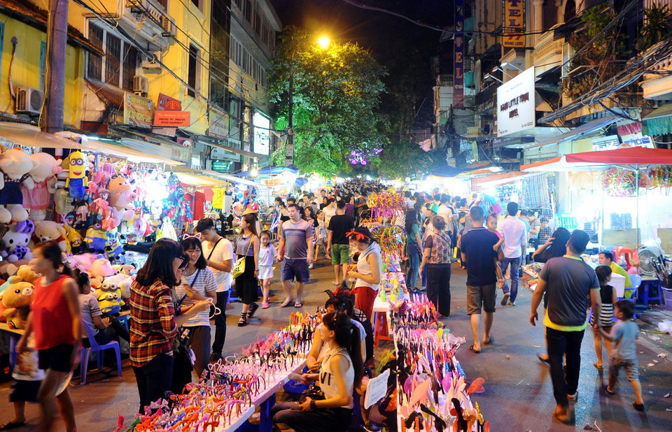 Một người đàn ông đã khóc vỡ òa khi vượt biển an toàn. (Nguồn: Dailymail)