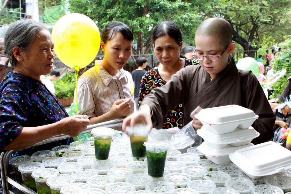  Các nhà hảo tâm phát cơm từ thiện cho gia đình bệnh nhi. (Ảnh: Dương Ngọc/TTXVN) 
