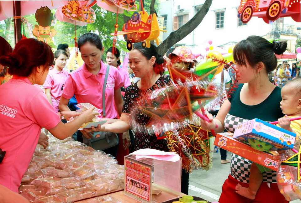 Các nhà hảo tâm tặng quà cho các bệnh nhi. (Ảnh: Dương Ngọc/TTXVN) 