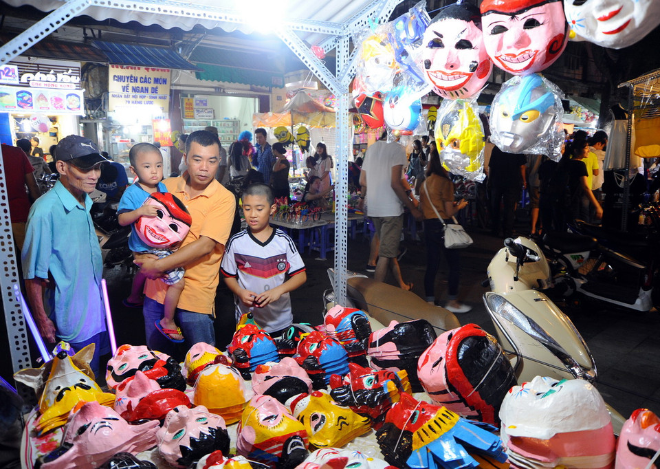 ​Bốn người đàn ông tị nạn đang ngủ trên những chiếc đệm bẩn trong khách sạn Captain Elias trên đảo Kos ở Hy Lạp. (Nguồn: Dailymail)