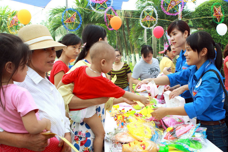 Tặng quà cho các bệnh nhi. (Ảnh: Dương Ngọc/TTXVN) 