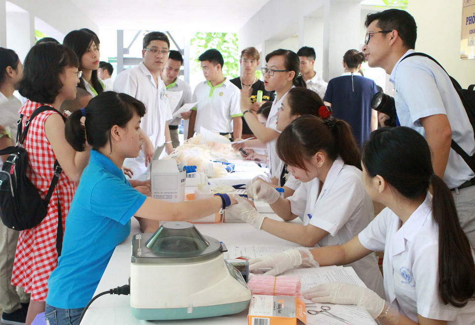Kiểm tra sức khỏe trước khi hiến máu tình nguyện. (Ảnh: Dương Ngọc/TTXVN)