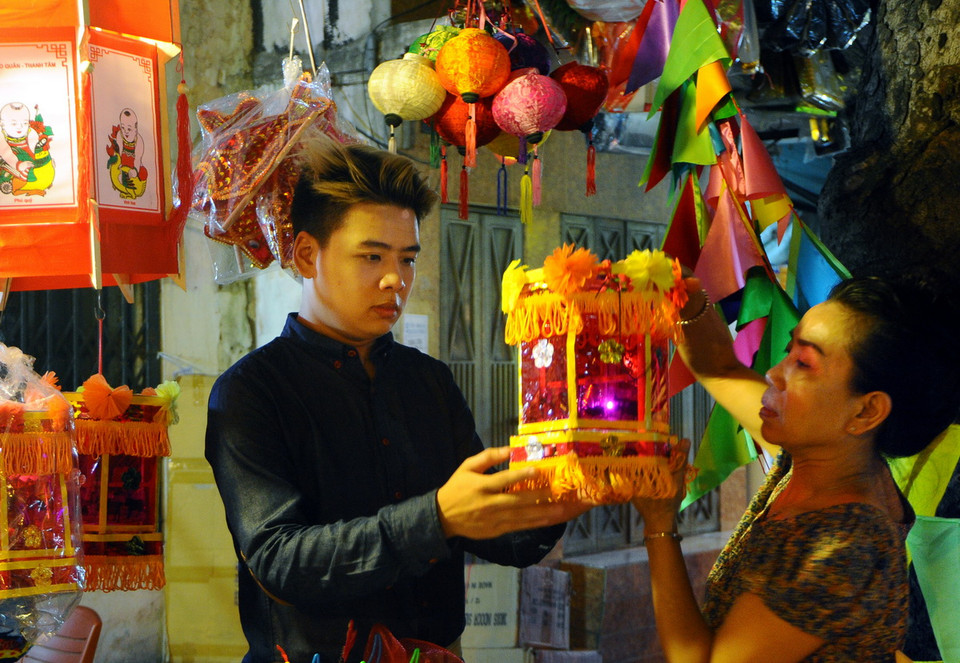 Một gia đình ôm nhau sau khi vượt biển an toàn. (Nguồn: Dailymail)