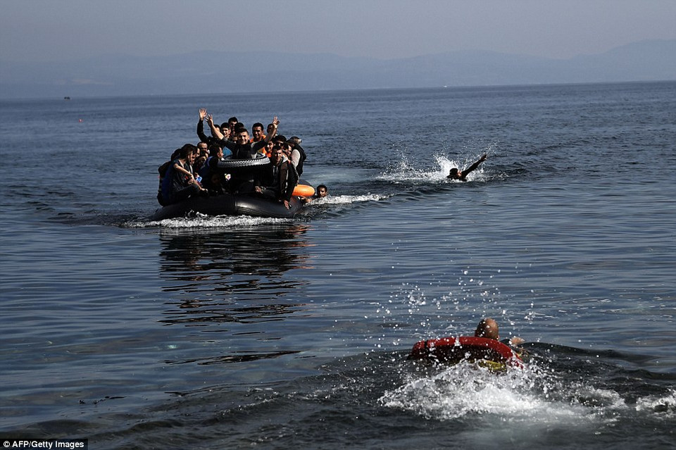 Một chiếc thuyền quá tải do chờ người tị nạn gần Lesbos, Hy Lạp. (Nguồn: Dailymail)