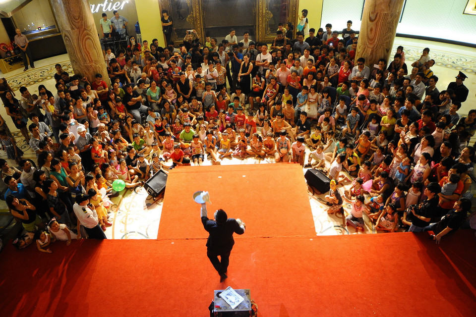 Bể bơi cũ trở thành nơi nấu ăn và chứa rác. (Nguồn: Dailymail) 