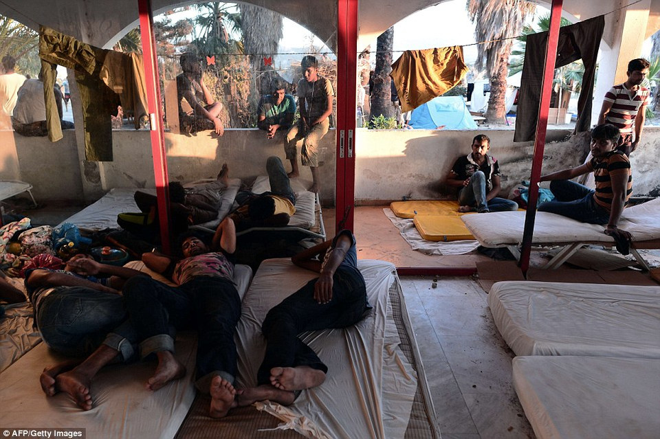 Những người nhập cư ngủ ở hành lang khách sạn. (Nguồn: Dailymail)