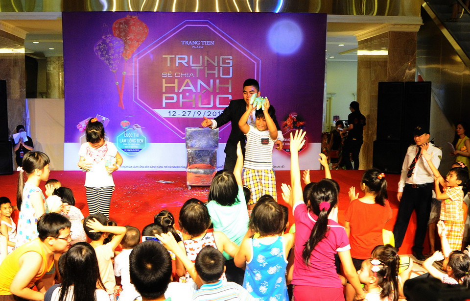 Người phụ nữ Syria và con gái đã khóc khi tới được bờ biển Lesbos của Hy Lạp bằng một thuyền cao su vào ngày 27/9. (Nguồn: Dailymail)