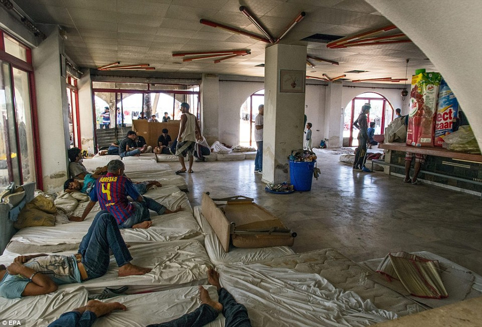 Những người nhập cư bên trong khách sạn. (Nguồn: Dailymail)